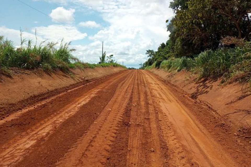DER executa obras de rebaixamento de morro na RO-133, no distrito Rondominas