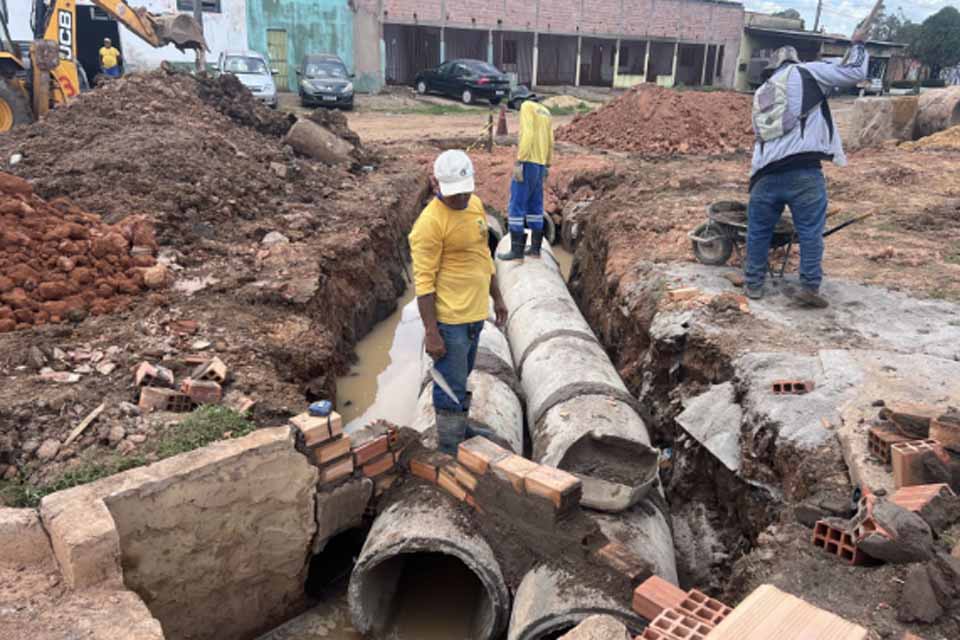 Na avenida Rio de Janeiro, prefeitura de Porto Velho faz substituição e manutenção de manilhas