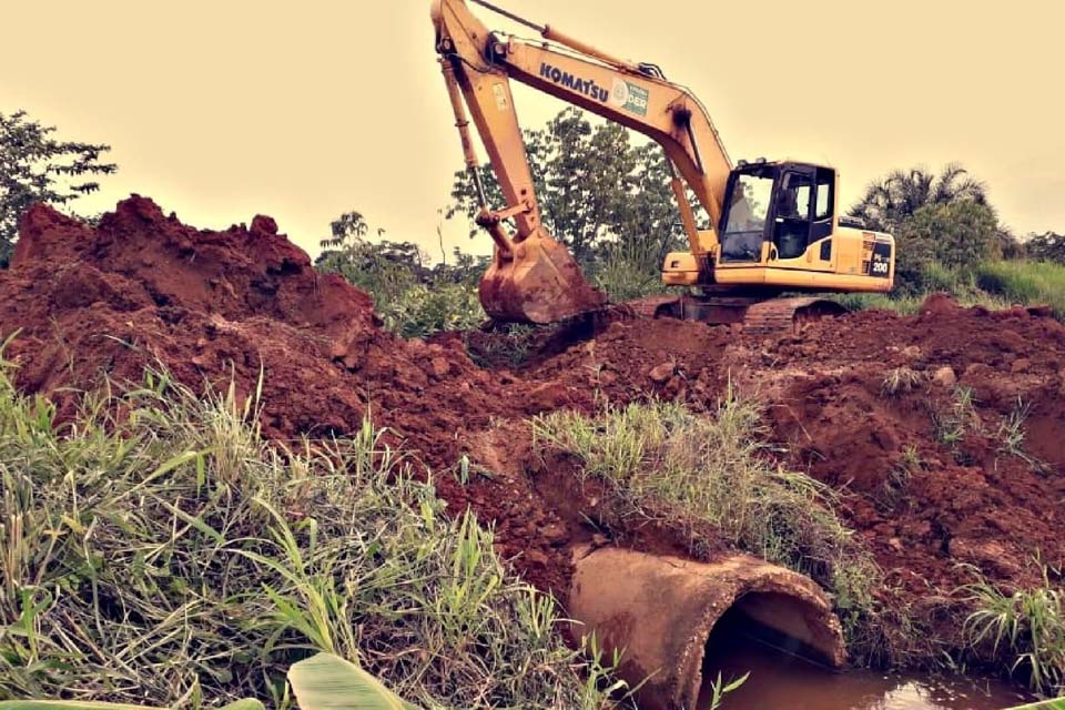 DER realiza manutenção na RO-010 para atender população 
