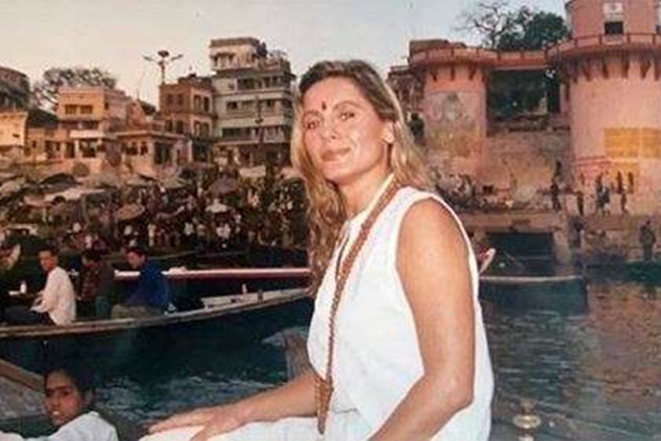 Vera Fischer conta sobre batismo no Rio Ganges, na Índia
