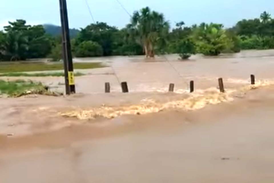 Rio transborda e interdita rodovia que liga Ouro Preto do Oeste a Nova União e Mirante da Serra