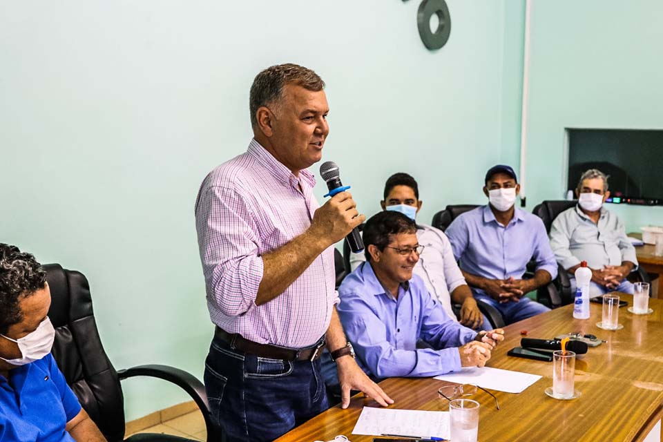Deputado Federal Lúcio Mosquini entrega veículo caminhão 3/4 para o município de Theobroma