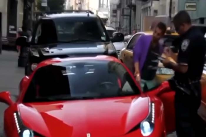 Policial tira a força motorista de dentro de Ferrari 