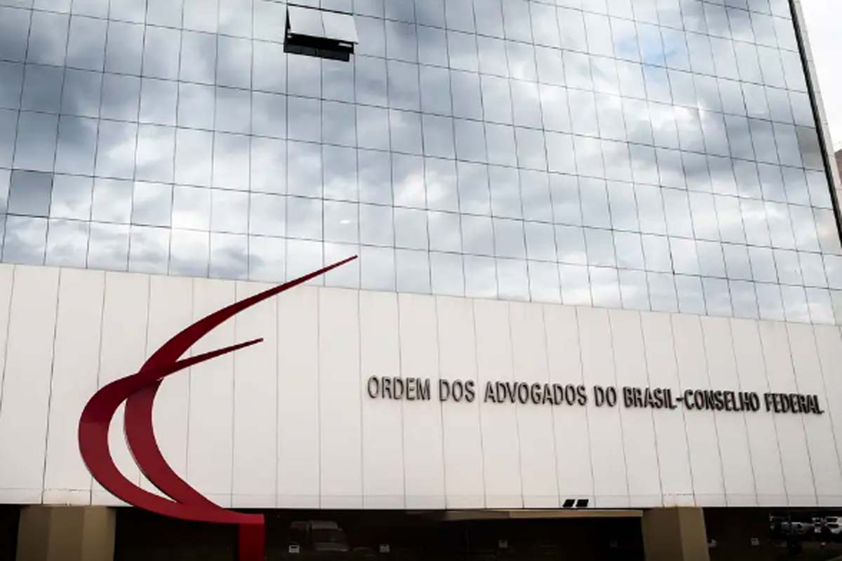OAB pede que STF autorize comunicação entre Flávio e Jair Bolsonaro