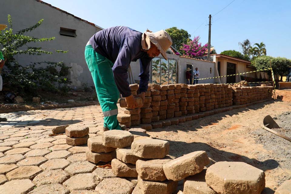 Prefeitura recupera calçamento na rua R, no bairro Mário Andreazza (BNH)