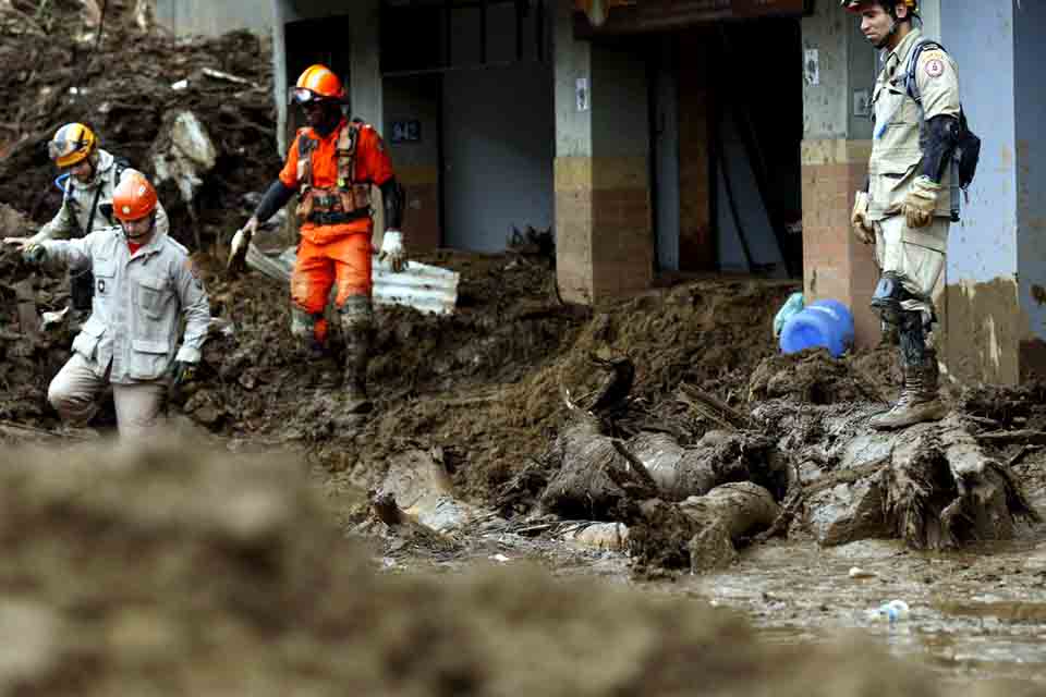 Bombeiros atualizam número de mortos em Petrópolis para 176