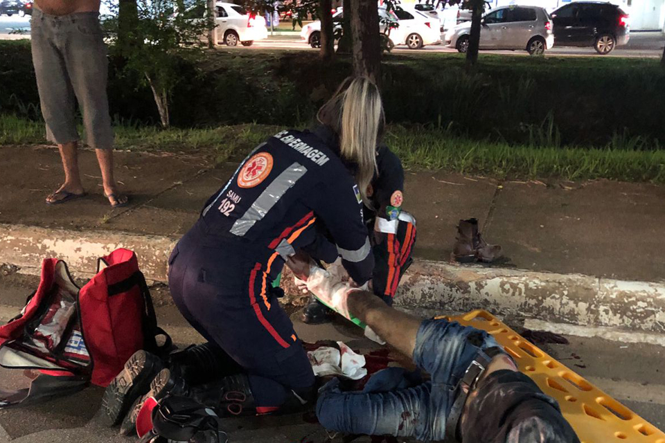Motociclista é socorrido em estado grave após colidir contra carro