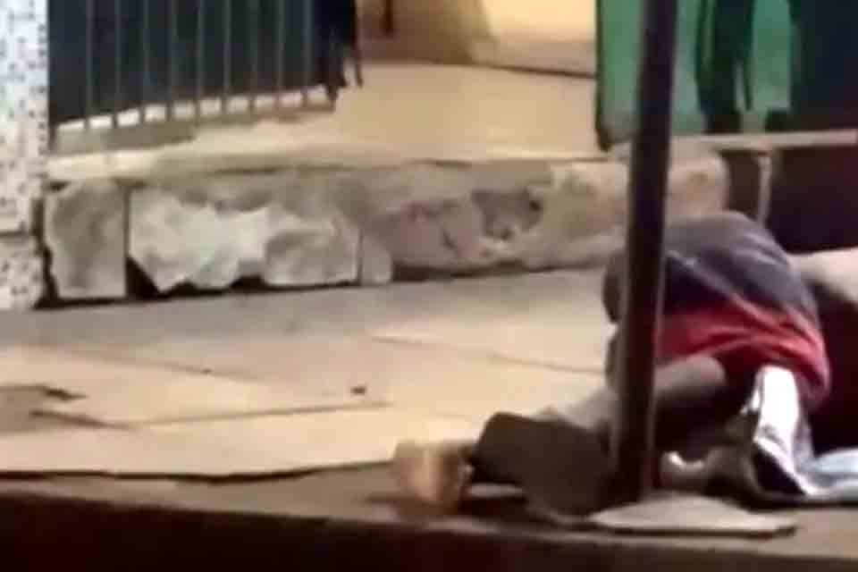 Ex-presidiário é atacado a tiros por dupla de moto no centro