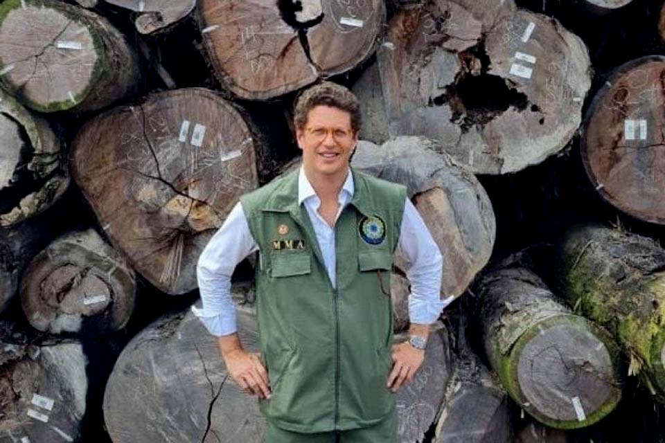 Investigação da PF sobre Salles aponta 'lavagem1' de madeira ilegal