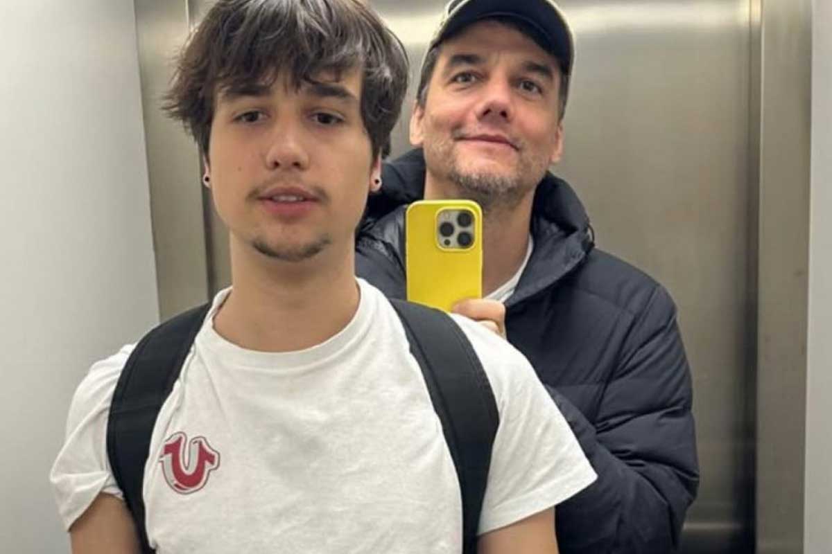 Filho de Wagner Moura surge ao lado do pai em rara aparição nas redes