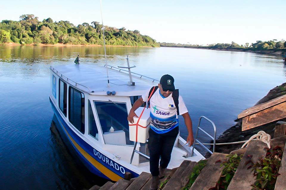 Rio baixo e barranco alto tornam ainda mais desafiador o trabalho dos profissionais a bordo da embarcação