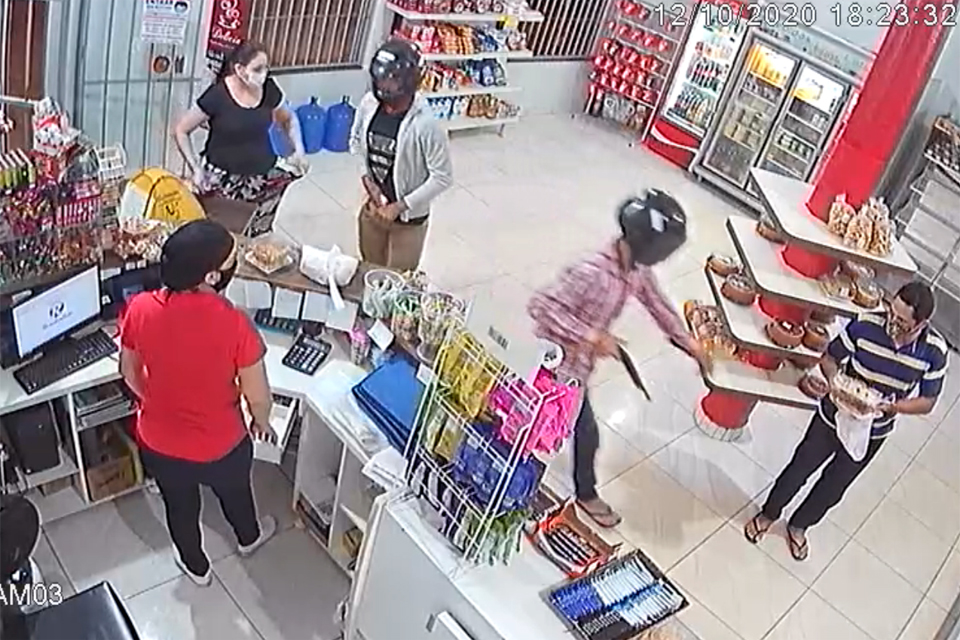 Dupla armada rende funcionários e clientes de padaria em Vilhena