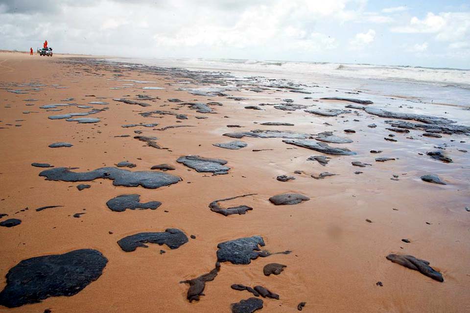 Marinha finaliza limpeza de manchas de óleo no litoral cearense