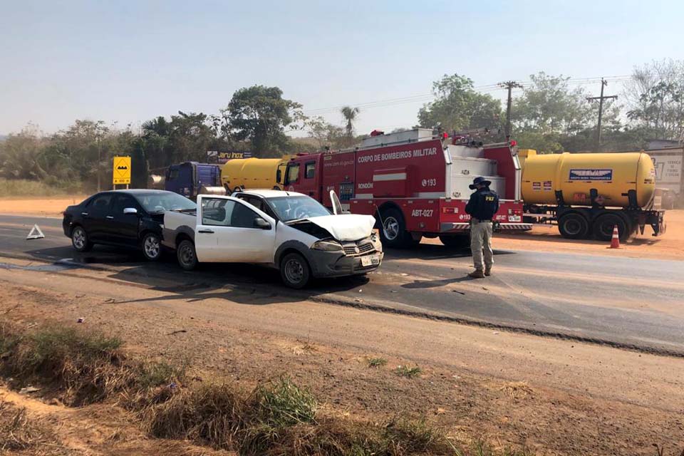 Uma pessoa fica ferida em acidente envolvendo três veículos na BR-364