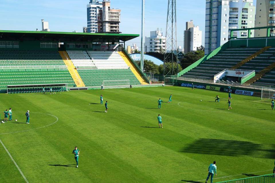 Chapecoense e Brusque fazem o primeiro jogo da decisão do Catarinense