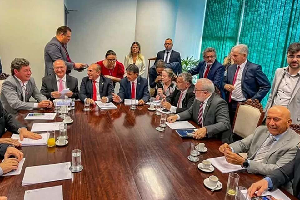 Senador Confúcio Moura discute orçamento da saúde com relator-geral e com vice-presidente eleito