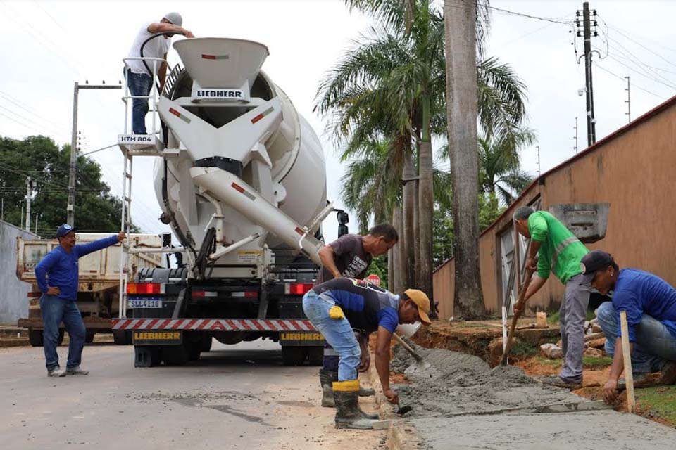 Prefeitura de Ji-Paraná constrói calçadas nas ruas do bairro São Pedro 
