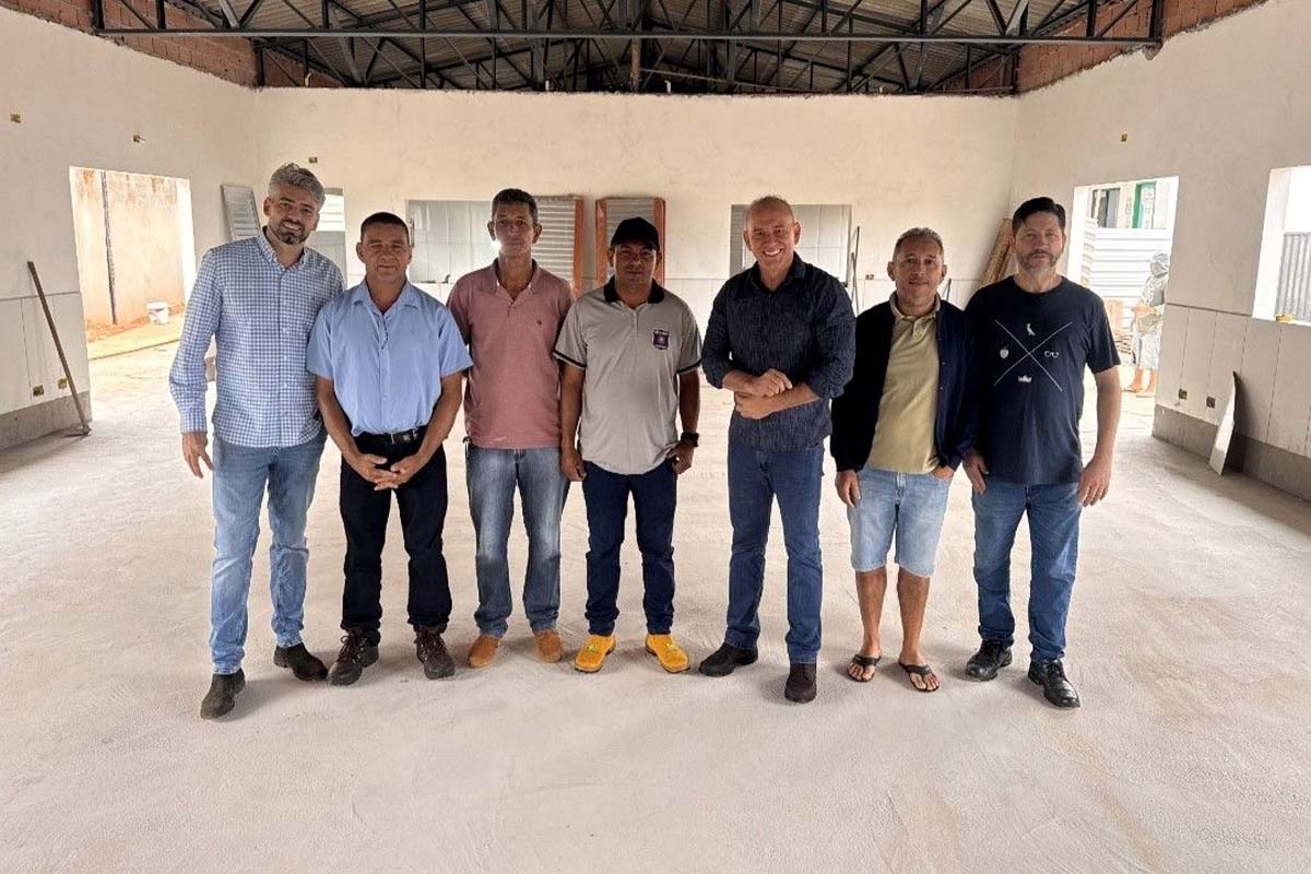Ezequiel Neiva vistoria andamento de obra de refeitório na Escola Educandário Paulo Freire em Alto Alegre dos Parecis