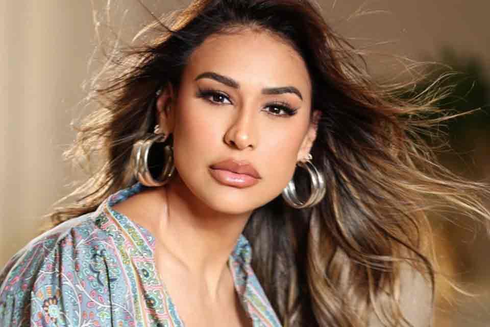 “Nunca tinha ganhado isso!”: Simone Mendes recebe presente inusitado durante show