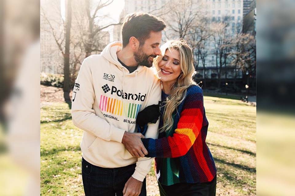 Dani Calabresa compartilha foto ao lado do namorado: Juro que é amor!