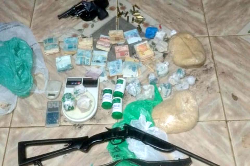 Apenado aponta local onde havia mais entorpecentes, armas e dinheiro