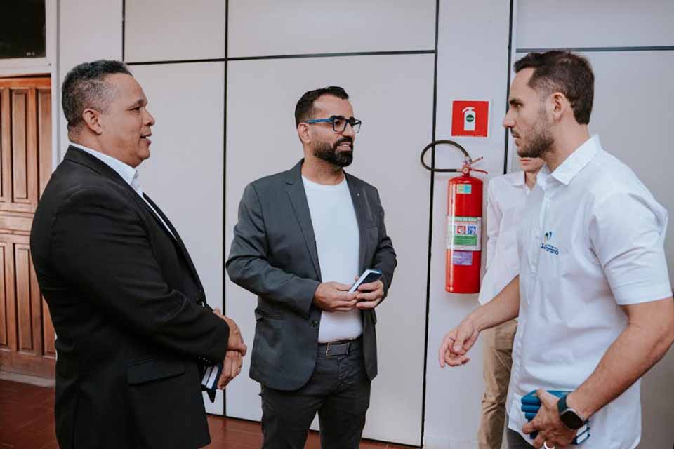 Gideões no Brasil fazem entrega de bíblias ao prefeito Affonso Cândido