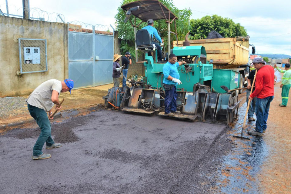 Prefeitura inicia pavimentação asfáltica da Rua Santos no Jardim Paulistano