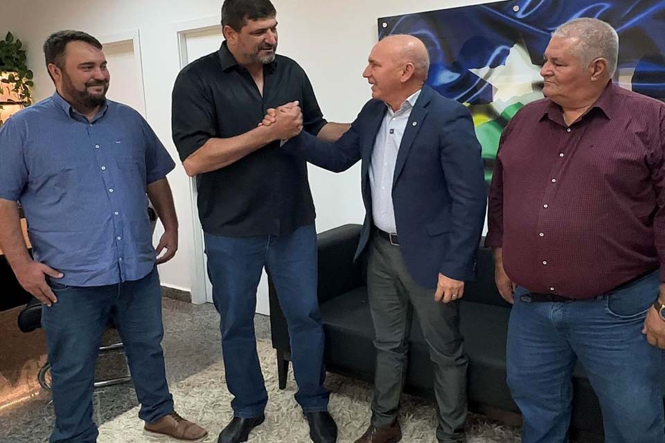 Deputado Ezequiel Neiva anuncia liberação de R$ 610 mil para aquisição de micro-ônibus da saúde em Cabixi