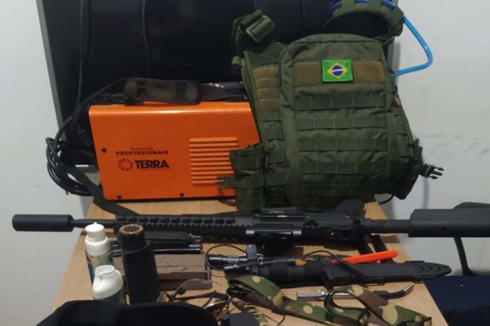 PM conduz três e apreende arma de air soft, rádio e objetos após roubo