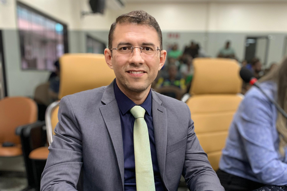 Pedro Geovar garante revitalização de faixa de pedestres a estudantes na zona sul