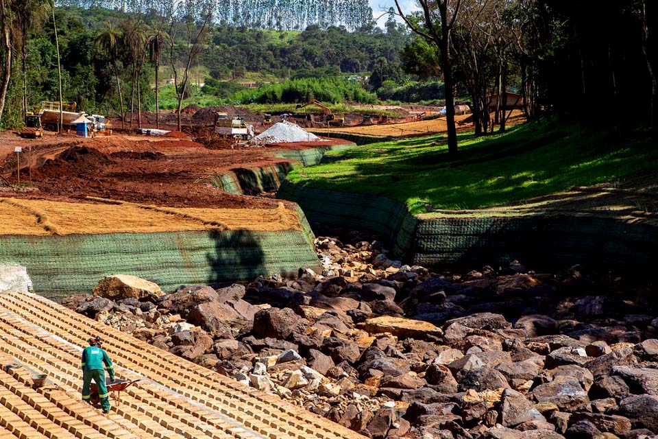 Vale paga multas ao governo mineiro, mas questiona cobranças do Ibama