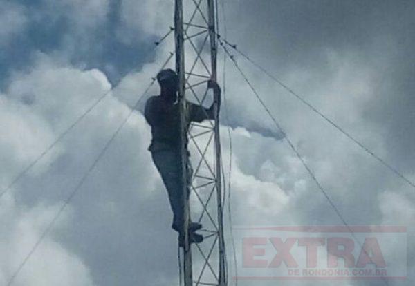Homem ameaça se jogar de torre e é resgatado 