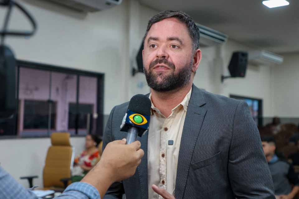Paulo Moraes Jr. rompe inércia histórica, ouve barqueiros e devolve passeios de barco ao Complexo da Madeira-Mamoré