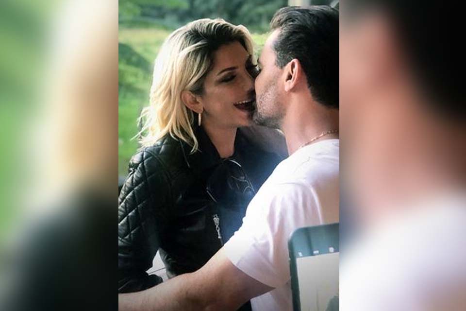 Cantor Eduardo posta foto beijando Antonia Fontenelle; 'Gostosa'