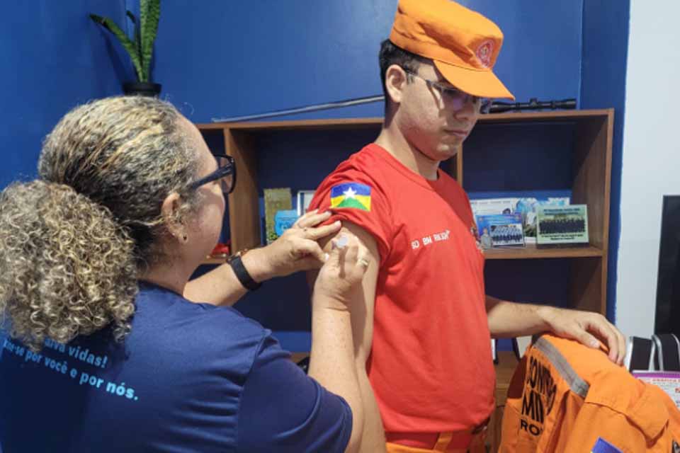 Secretaria Municipal de Saúde realiza ação de vacinação contra a gripe  no quartel da Polícia Militar 