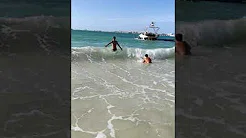 Espectadores assistem barco de luxo afundar na costa de Dubai