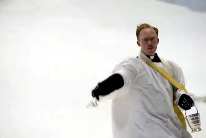 Vigário realiza serviço de snowboard na igreja