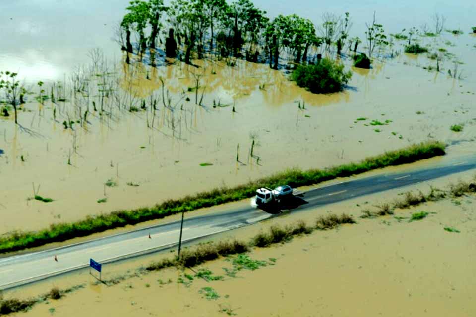 Em sobrevoo nas áreas atingidas pelas enchentes, governo de Rondônia avalia situação para coordenar ações de resposta imediata