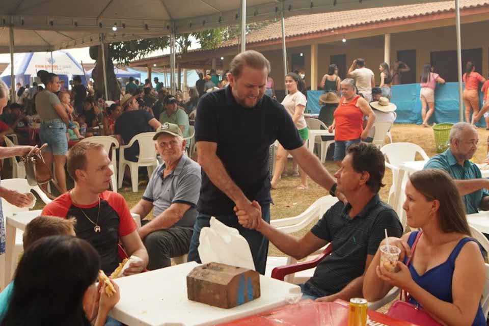 Deputado Estadual Cirone assegura recursos para Festa da linguiça