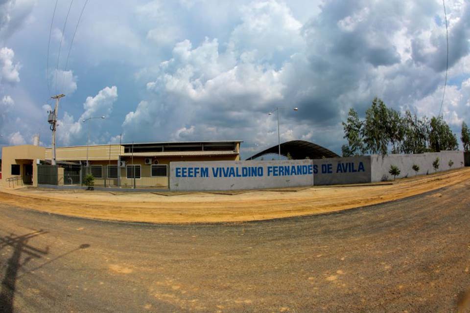 Escola entregue pelo Governo no distrito Estrela Azul se tornou referência em estrutura e acolhimento