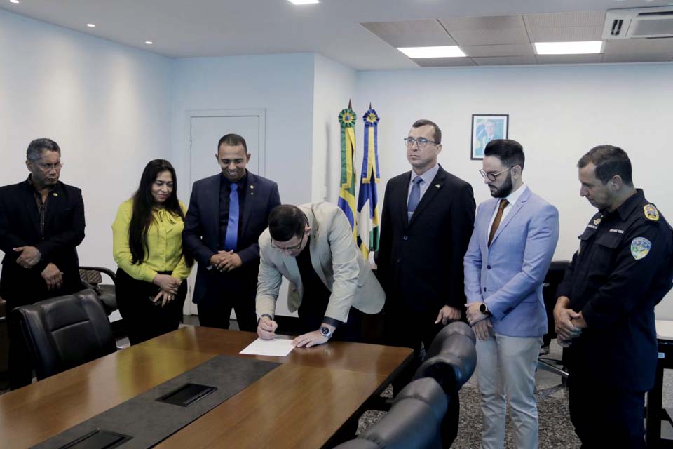Governador Marcos Rocha assina decreto que transforma Escola Estadual em Colégio Militar