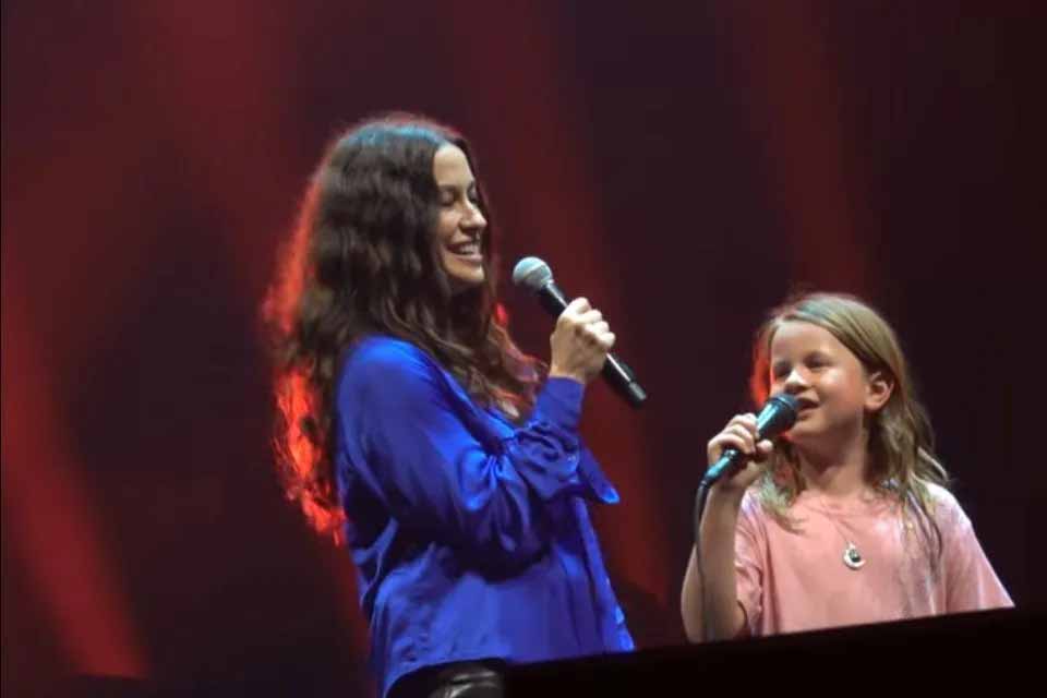 Alanis Morissette celebra aniversário da filha com dueto emocionante em Show