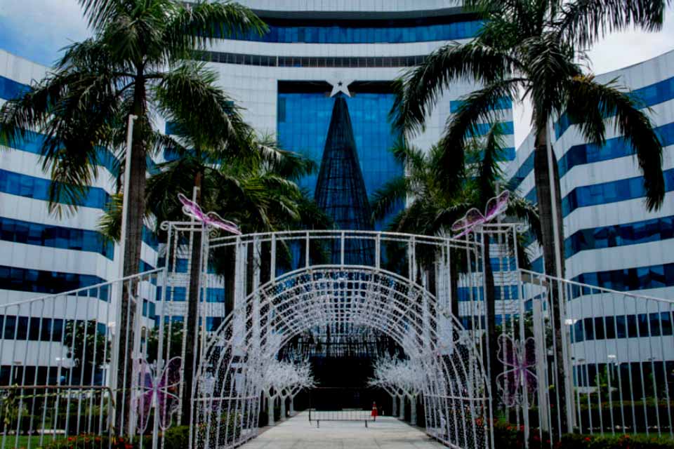 Palácio Rio Madeira se transforma em “Jardim Encantado” com acendimento das luzes do Natal de Luz, nesta segunda-feira, 3