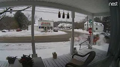 Carro desgovernado atinge casa em alta velocidade 