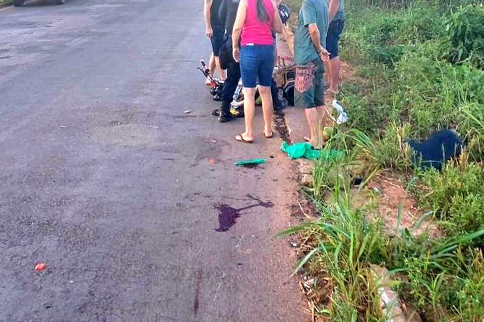 Caminhonete colide com moto e foge sem prestar socorro na Linha P-50