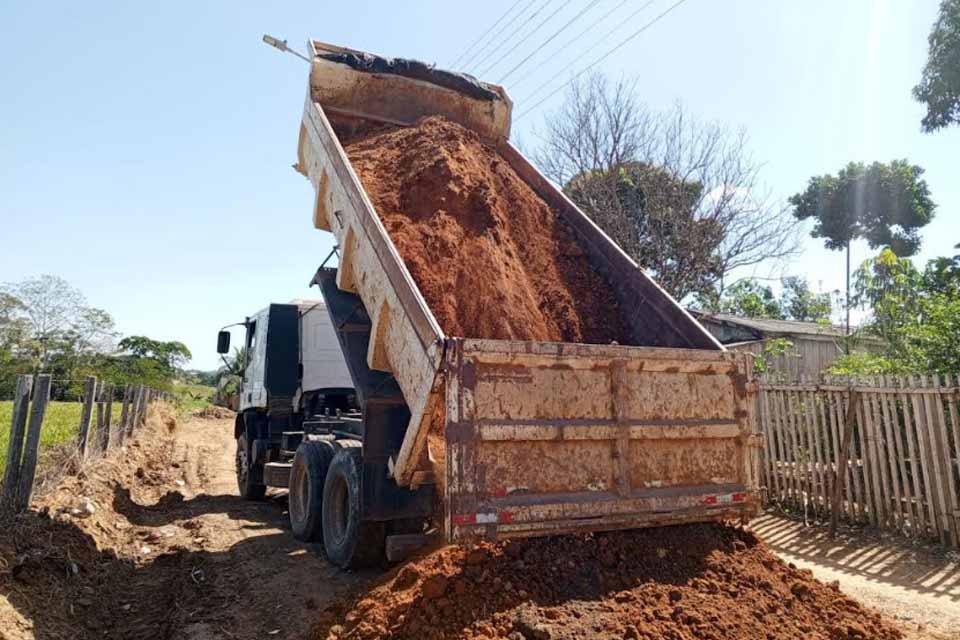 Prefeitura realiza patrolamento e cascalhamento no bairro Jardim das Seringueiras