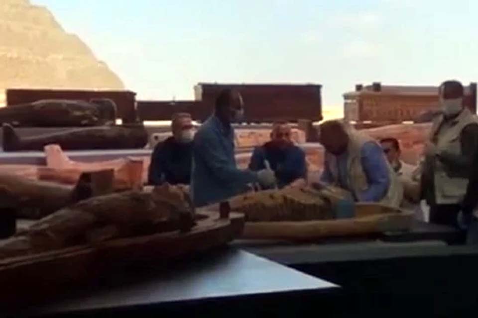 Egito anuncia descoberta de 100 tumbas seladas e faz “Raio X” de múmia