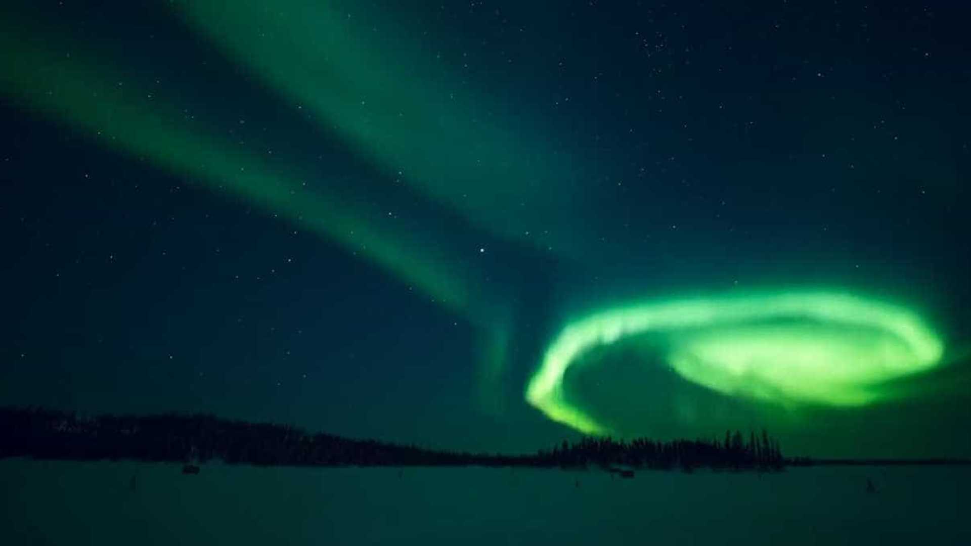 Aventureiros filmam aurora boreal incrível no Canadá