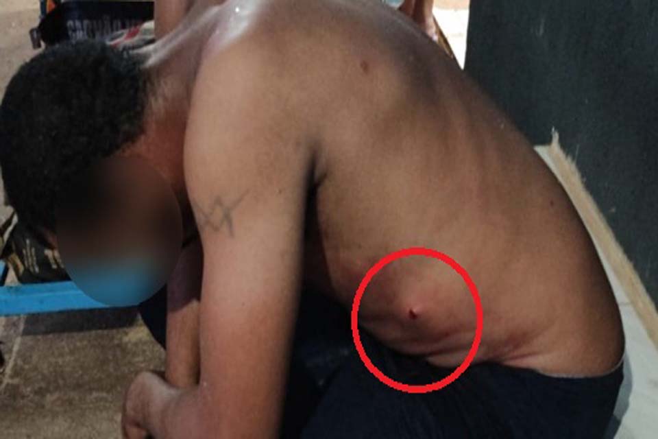 Briga em bar termina com dois homens esfaqueados 