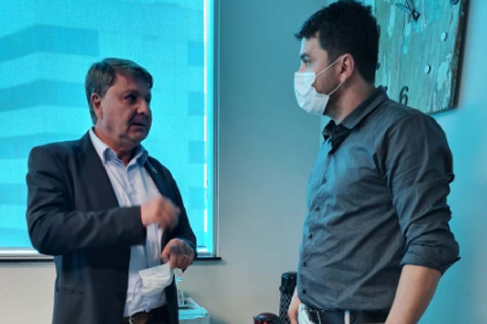 Jean Mendonça garante a entrega de retroescavadeira e implementos agrícolas para impulsionar crescimento do setor primário